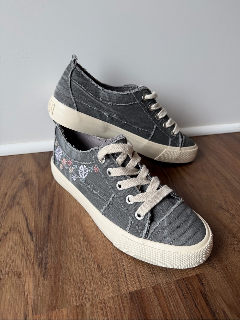 NWT. Blowfish Malibu Gray Canvas Sneakers with Subtle Floral Embroidery. Size 8